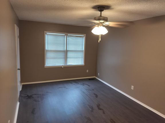 5th image of 213 Woodcrest Cir APT C