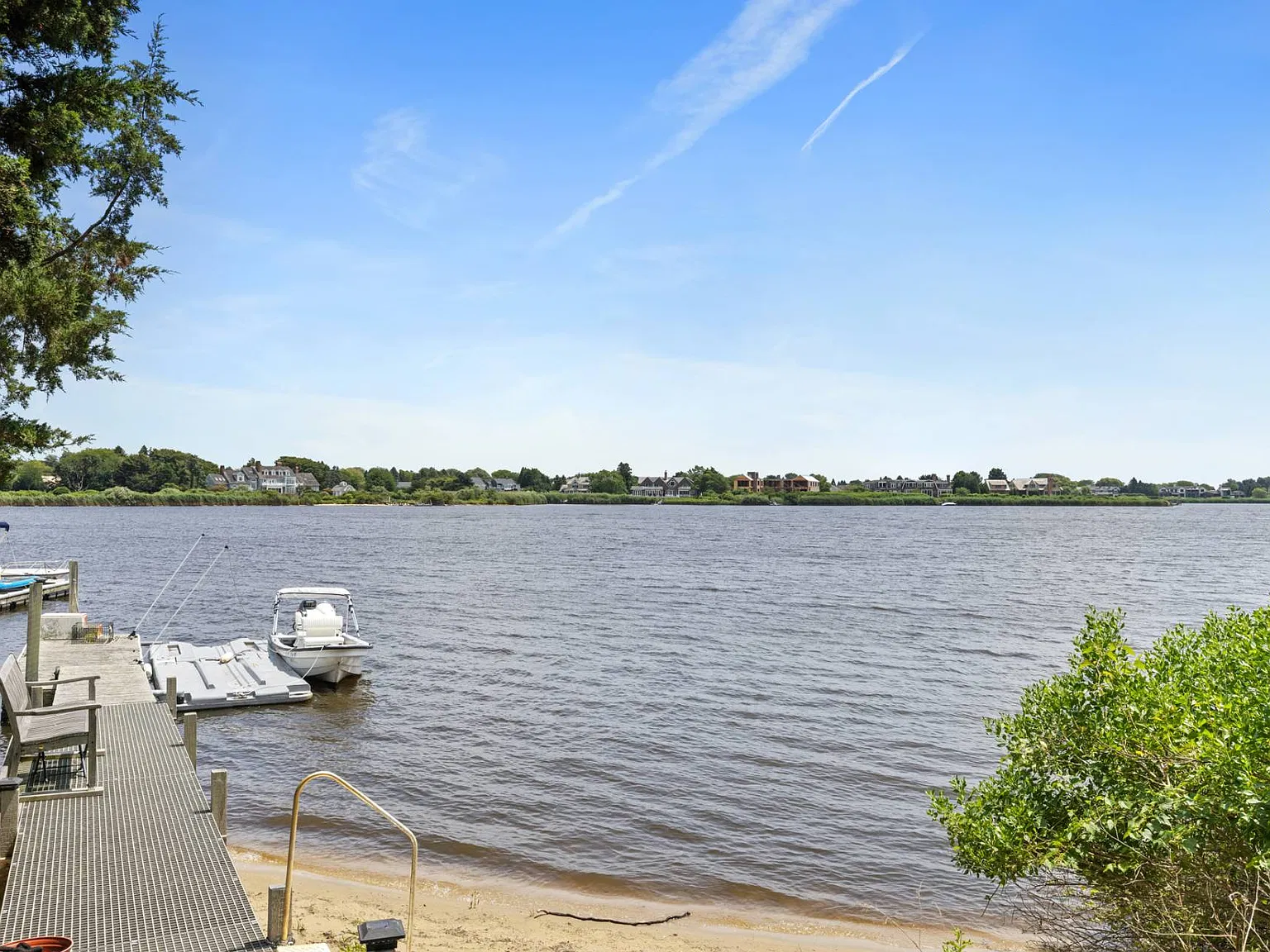 South of the Highway Estate with Waterviews & Private Dock — Photo 4