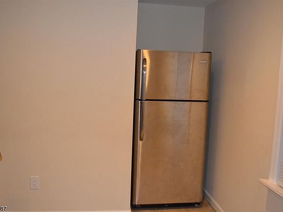 3rd image of 372 Bradford St #2