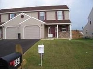 586 Daisy Dr, New Holland, PA 17557