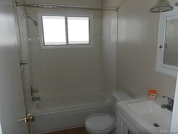 5th image of 1825 Charter St