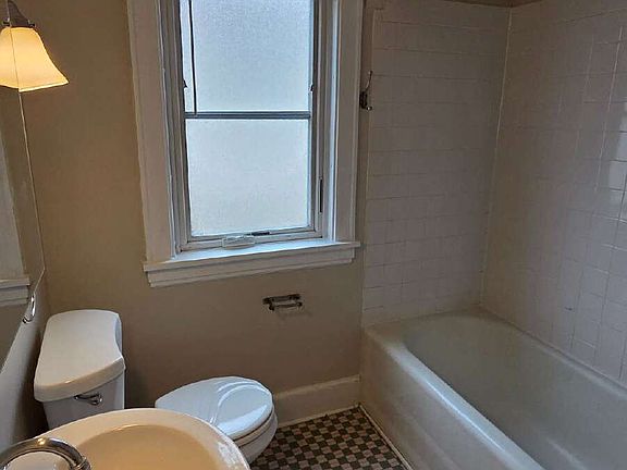 4th image of 145 W Diamond Lake Rd #1