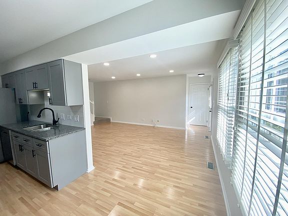 4th image of 243 Redwood Ct