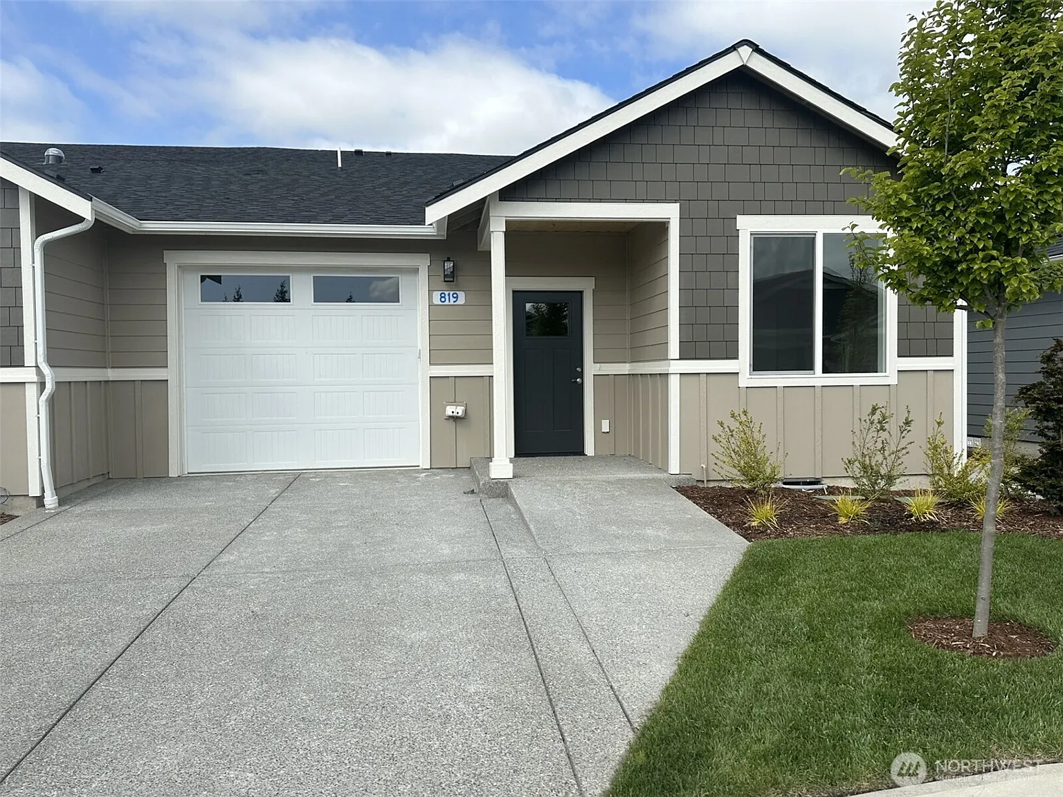 819 Parkland Loop photo 1