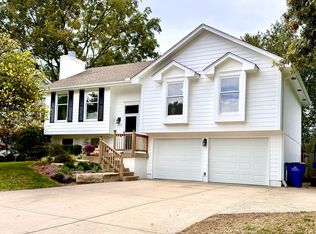 1712 NE Auburn Dr, Lees Summit, MO 64086