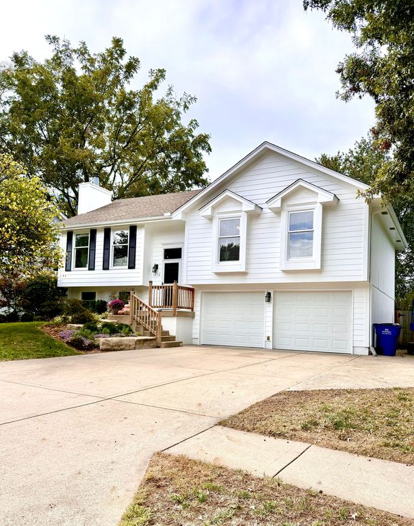 1712 NE Auburn Dr - Property Image