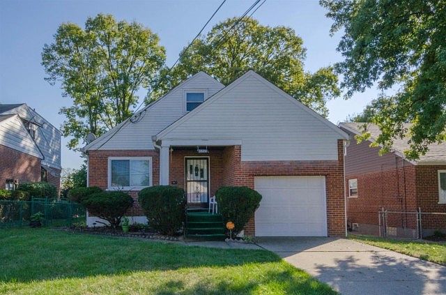 1st image of 3824 Queen Crest Ave