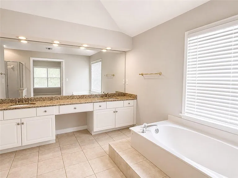 6310 Barwick Ln — Photo 24