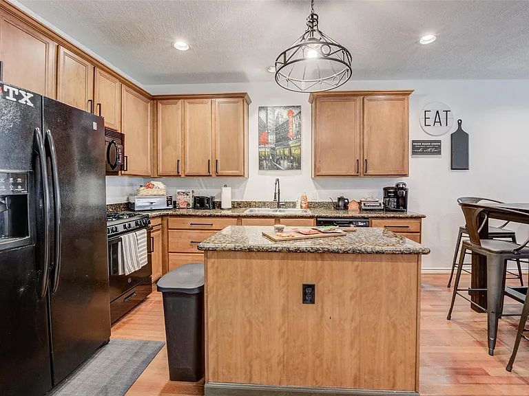1815 Lewis St — Photo 15