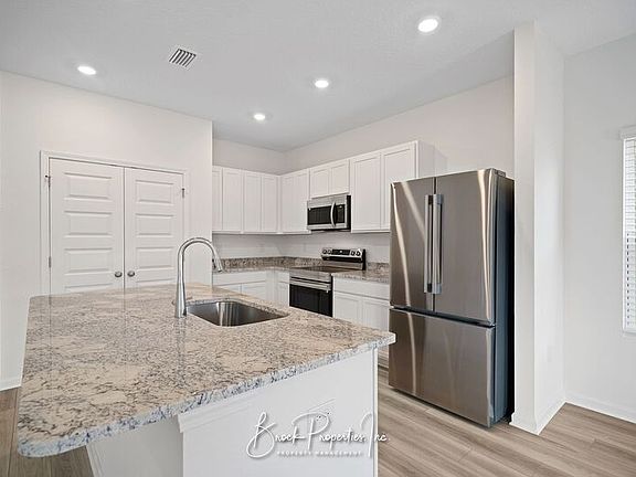 5th image of 415 Oak Glen Dr