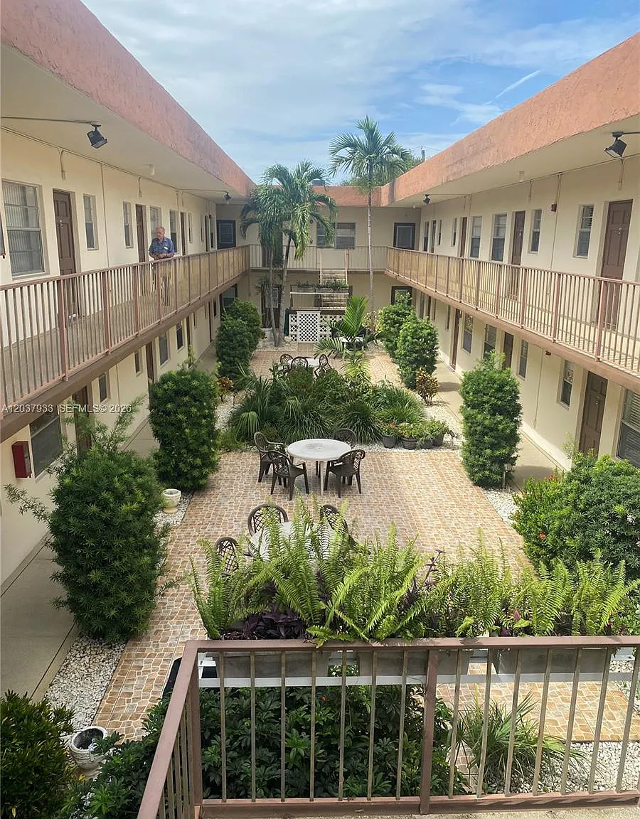 Star Paradise Condo — Photo 1