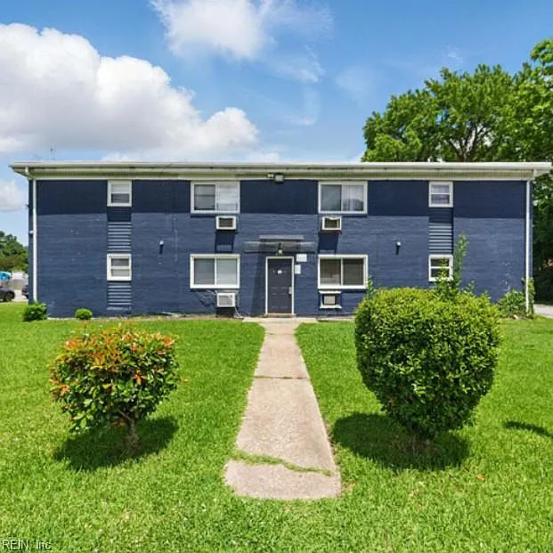 2 bed, 1.0 bath, $1,095 — Photo 1