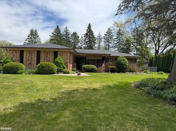 19877 White Oaks Dr, Clinton Township, MI 48036