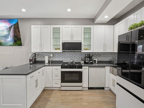 2nd image of 231 E 59th St #1