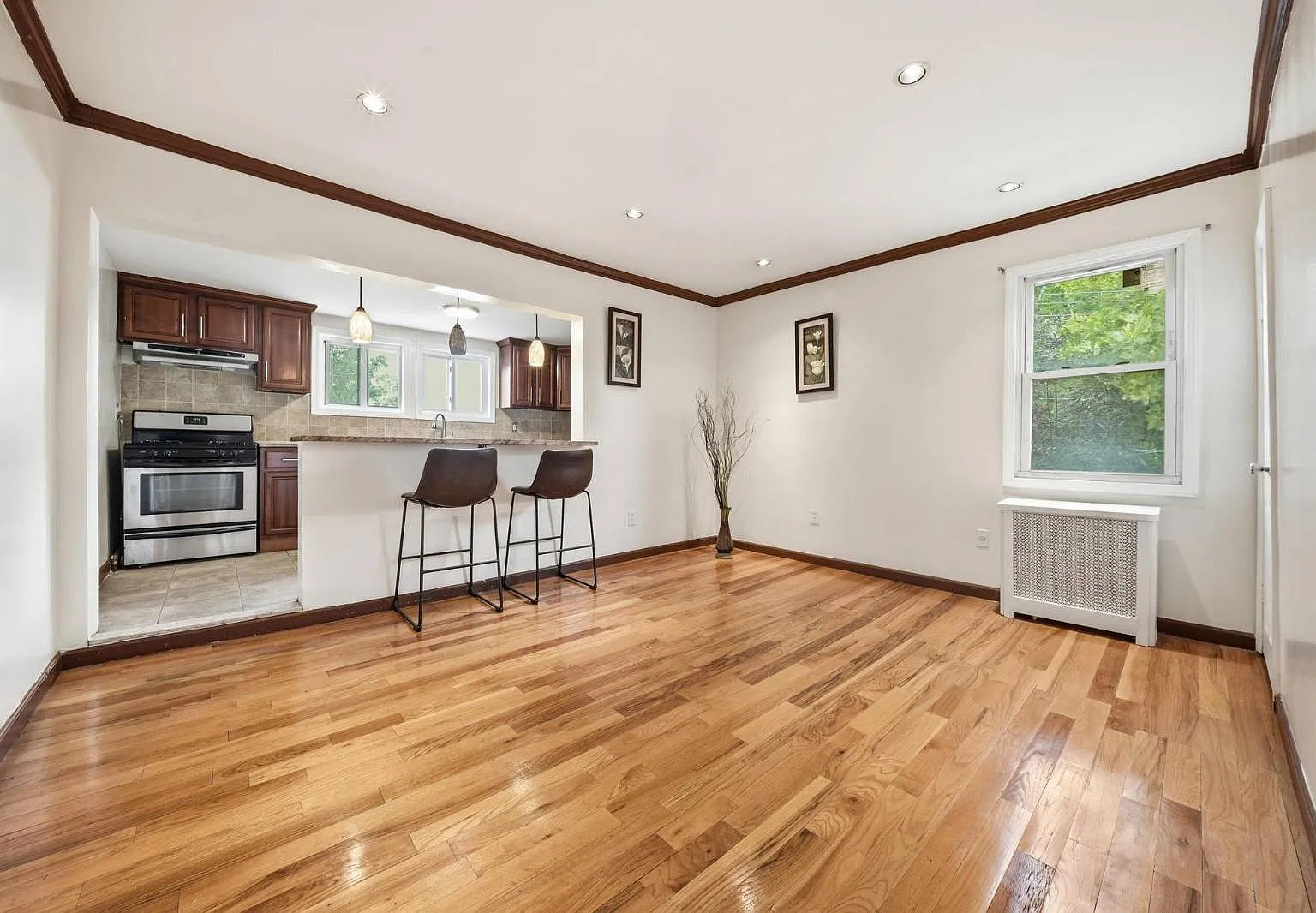 4 bed, 2.5 bath, 1883 sqft, $4,000 — Photo 1