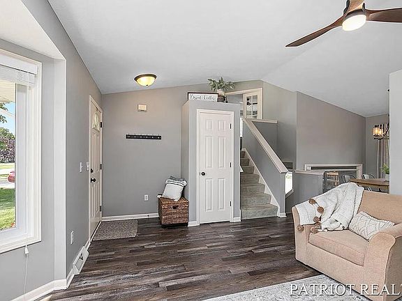 5th image of 483 Sunbrook Dr SE