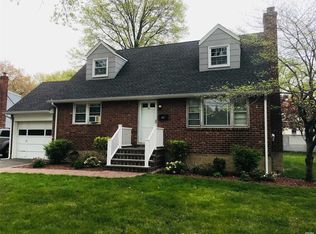25 Maple Ave, Westbury, NY 11590