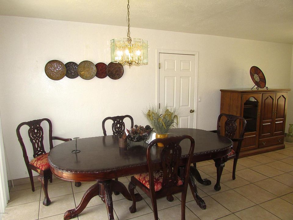 Spacious and contemparary Dining area Setting