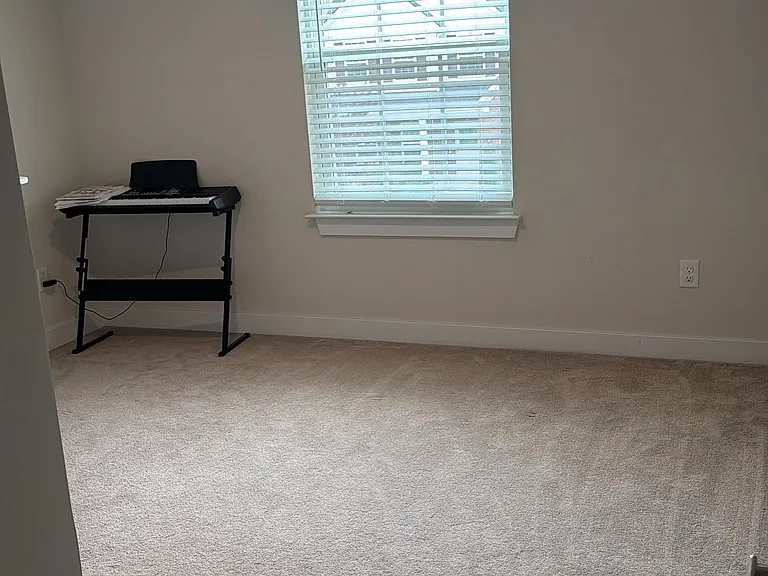 300 Finnegan Ct — Photo 35