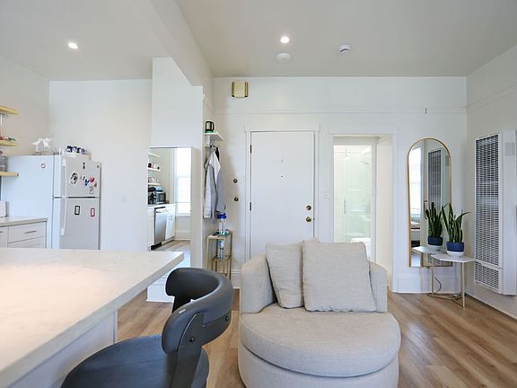 5th image of 2167A Greenwich St #A
