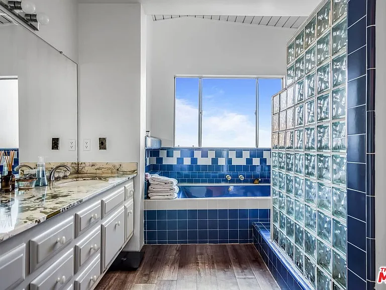 2436 Arbutus Dr — Photo 17
