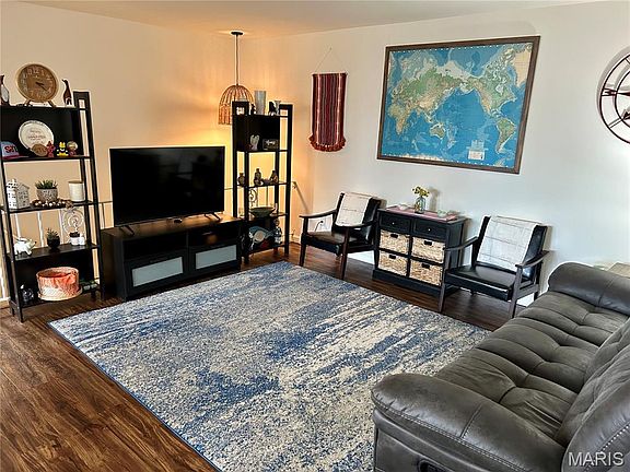 3rd image of 4290 Chateau De Ville Dr APT C