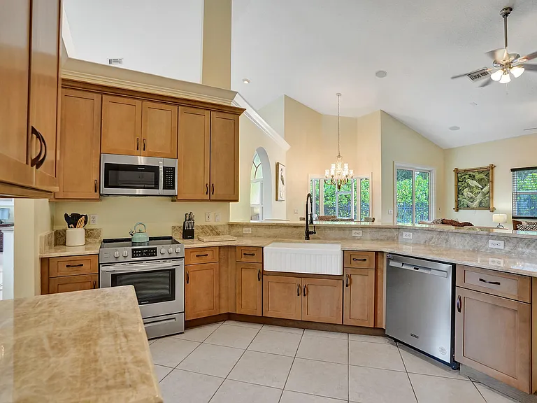 15910 Lindbergh Ln — Photo 10