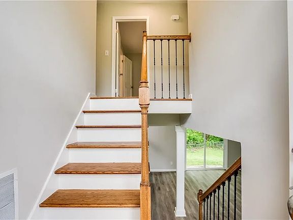 3rd image of 1821 Fayetteville Ct