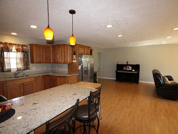 5th image of 386 Congress Dr