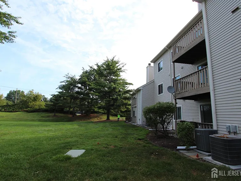 1915 Aspen Dr — Photo 3