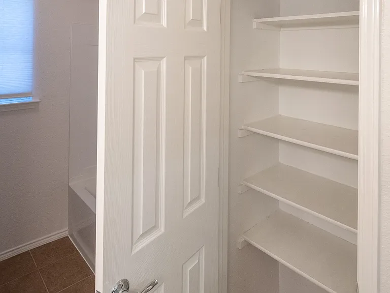 2215 Canterbury Park Dr — Photo 16