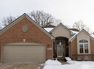 6056 Lochmore Dr #49, Commerce Township, MI 48382