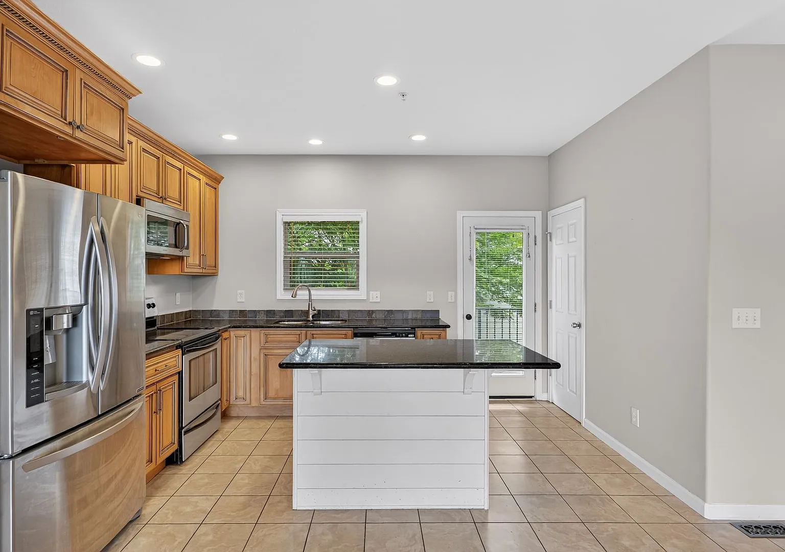 3 bedrooms / 3.5 bathrooms Townhome w/ Garage — Photo 4