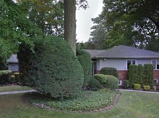 2 Melby Ln, Roslyn, NY 11576