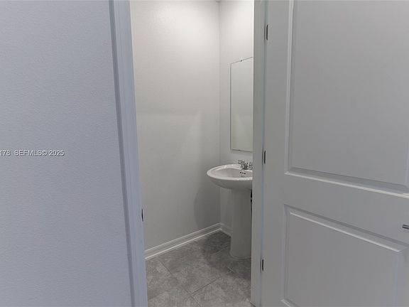 5th image of 934 Cattleman St