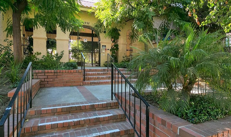 1st image of 1711 Grismer Ave APT 88