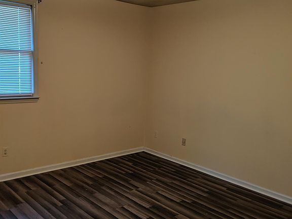 5th image of 204 Thunderbird Cir APT B
