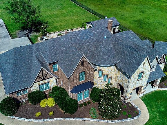 3rd image of 301 Dennis Bailey Ln