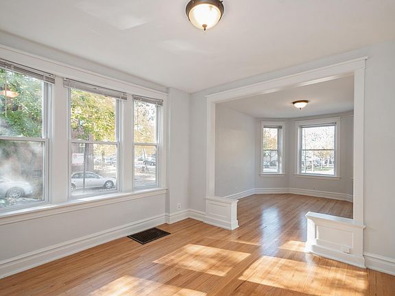 3rd image of 3501 N Oakley Ave #1W