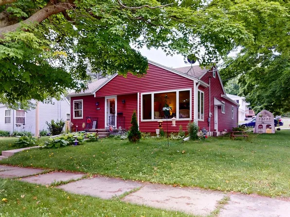 2402 S 9th STREET, Manitowoc, WI 54220