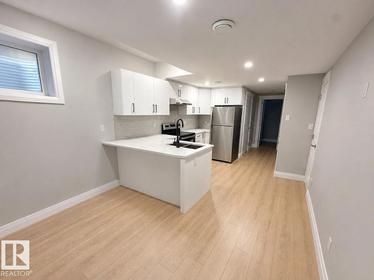 2 bed, 1.0 bath, 899 sqft, $1,297 — Photo 2