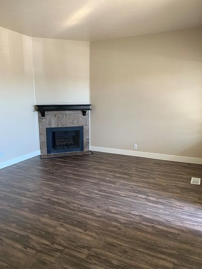 2 bed, 1.0 bath, 919 sqft, $1,595 — Photo 3