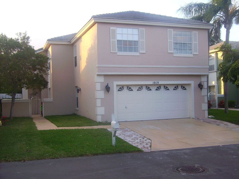 1st image of 1019 Fairfax Cir W