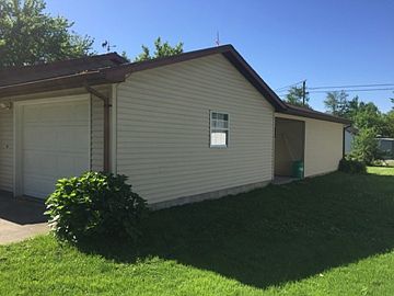 2nd image of 200 Lakeview Dr