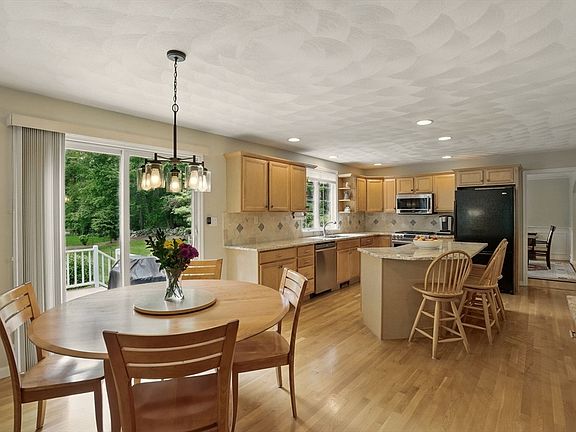 3rd image of 7 Karen Dr