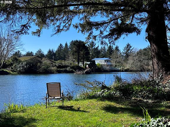 3rd image of 99270 Winchuck River Rd