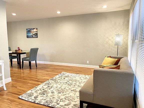 5th image of 964 Diane Ln