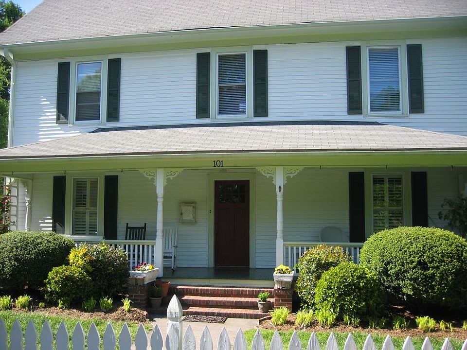 Registerd historic farmhouse nestled in the heart of popular Washington Park