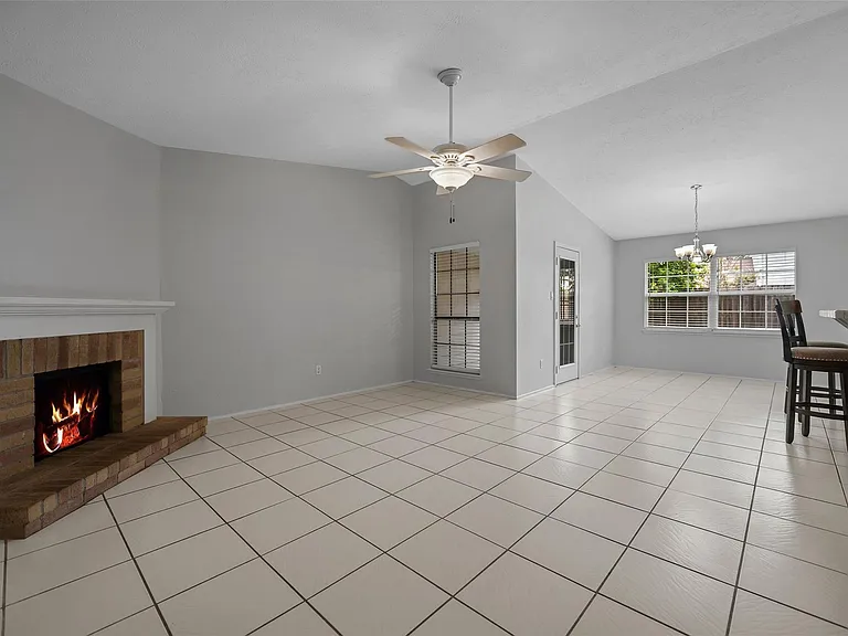 10122 Green Valley Ln — Photo 4