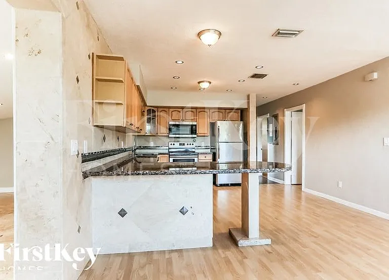 151 SE 8th St — Photo 5